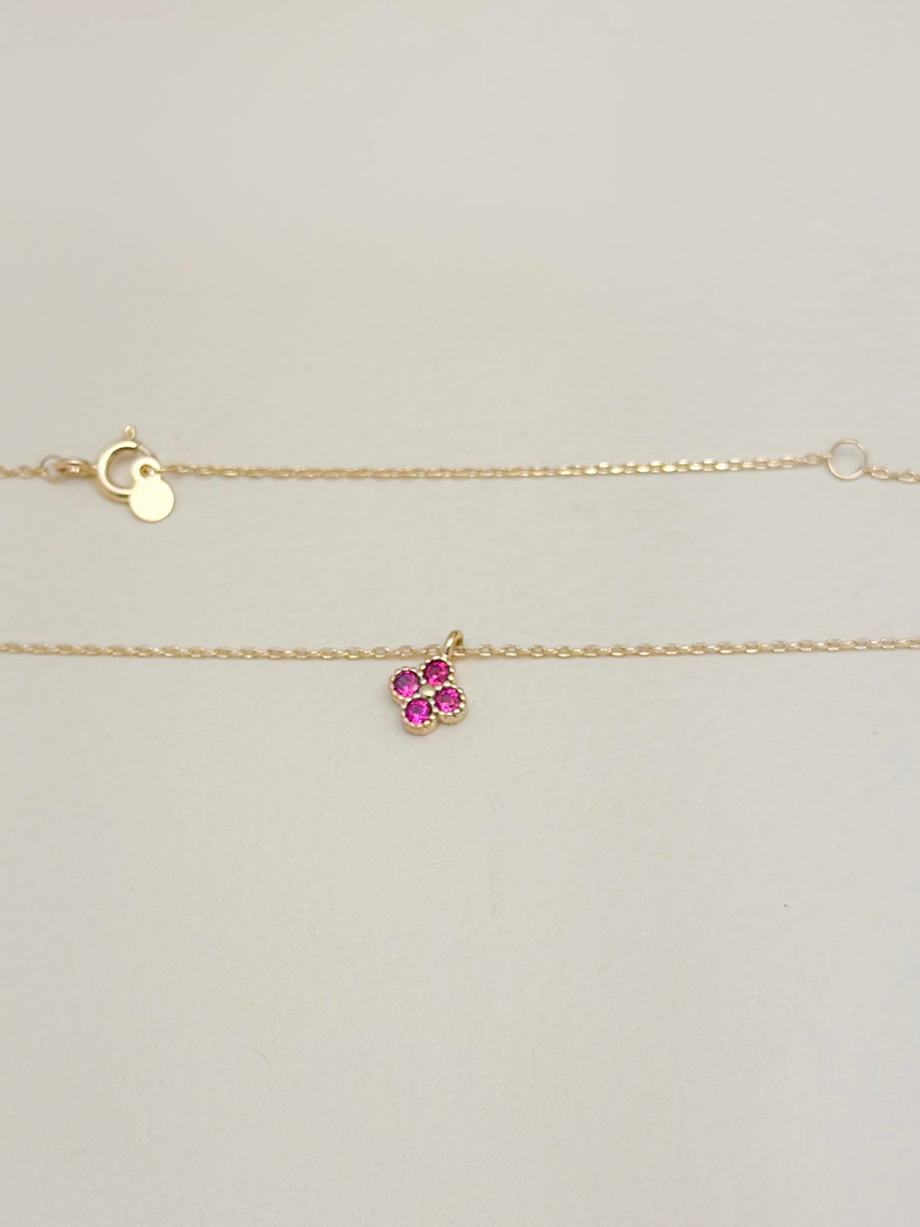 Collar Laminado Trebol Fucsia