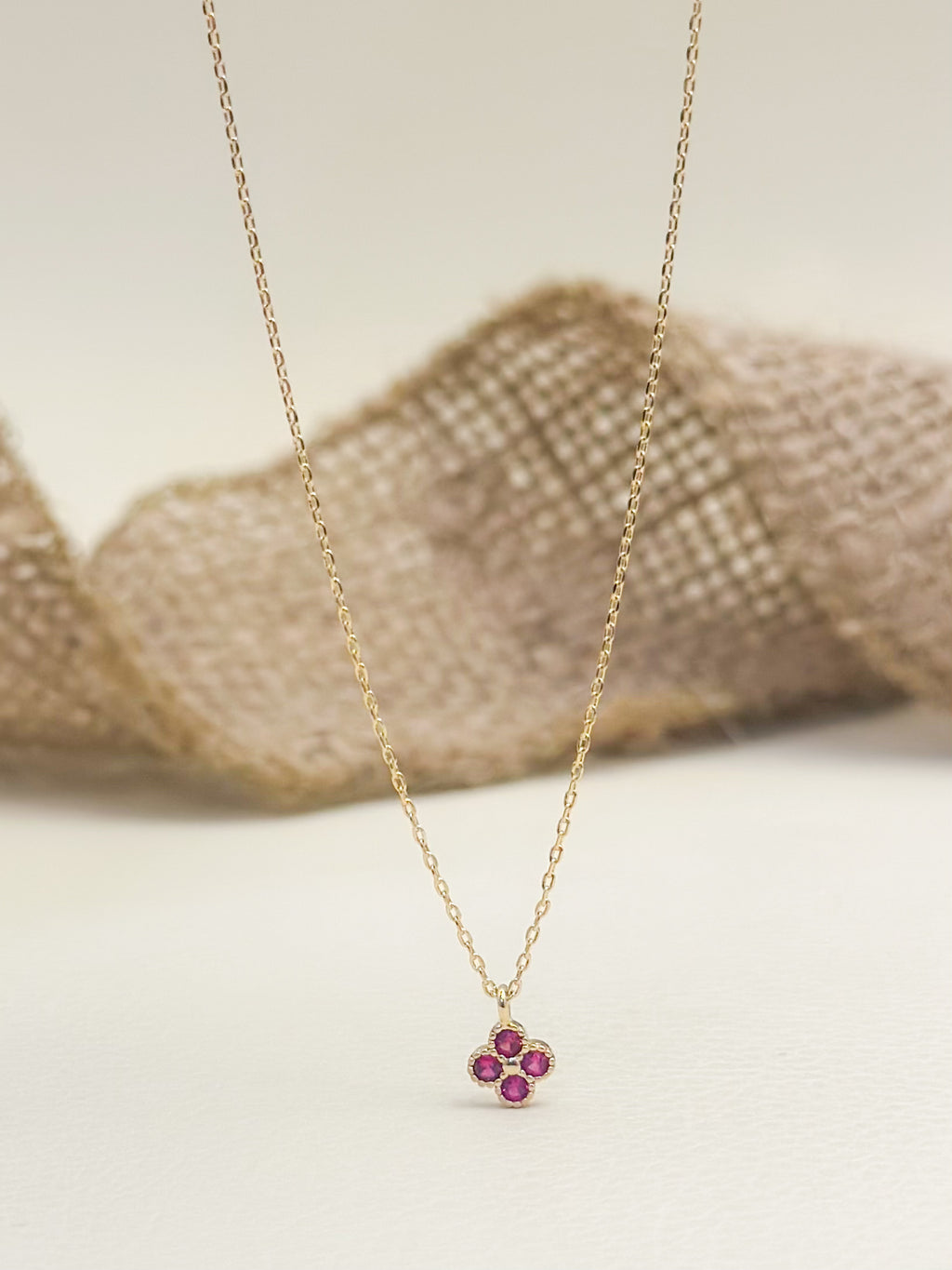 Collar Laminado Trebol Fucsia