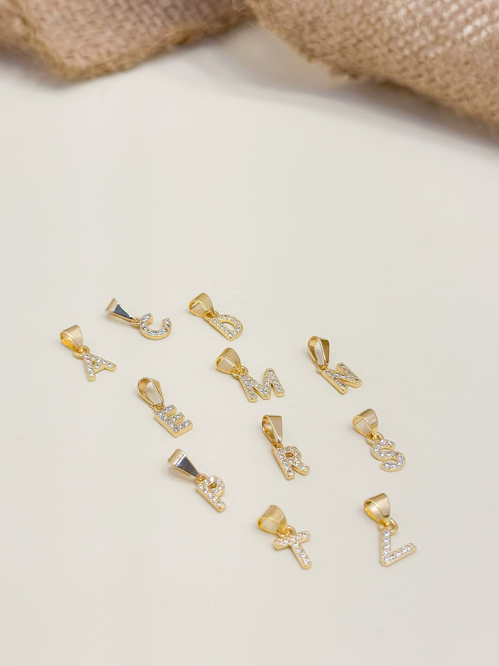 Dije Oro Laminado Letra Zircones (0,9 Cm)
