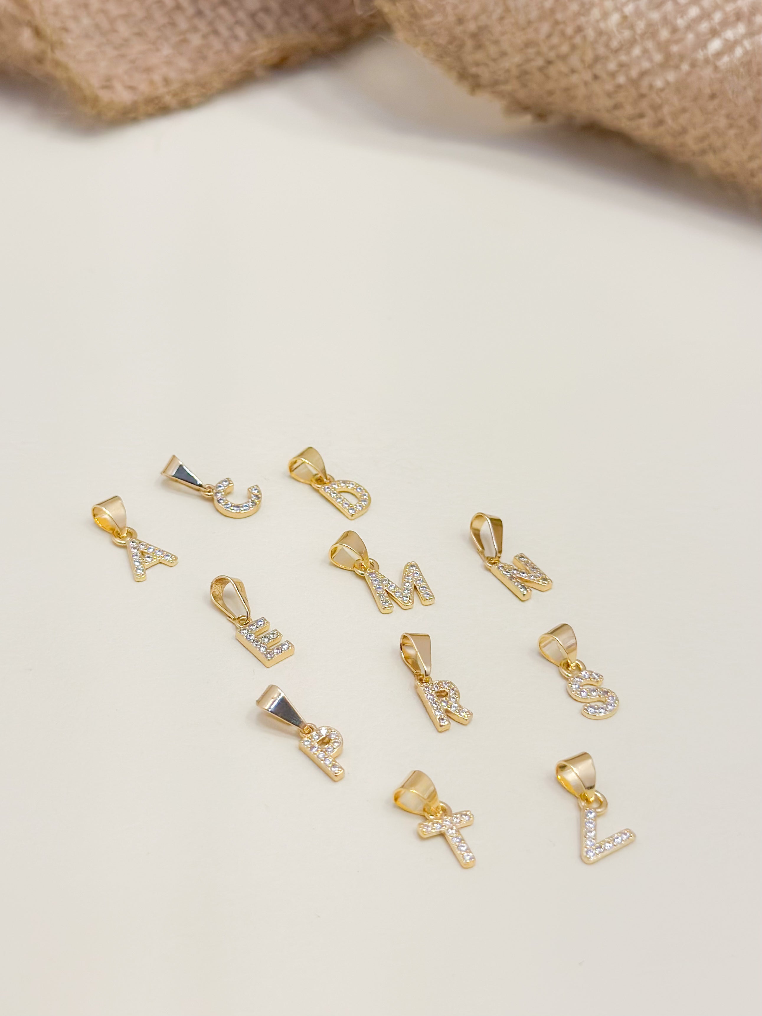 Dije Oro Laminado Letra Zircones (0,9 Cm)