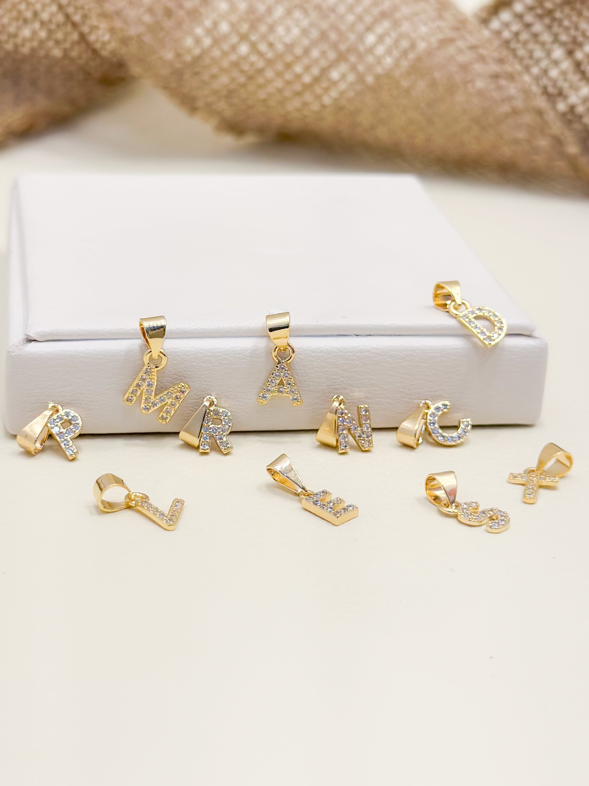 Dije Oro Laminado Letra Zircones (0,9 Cm)