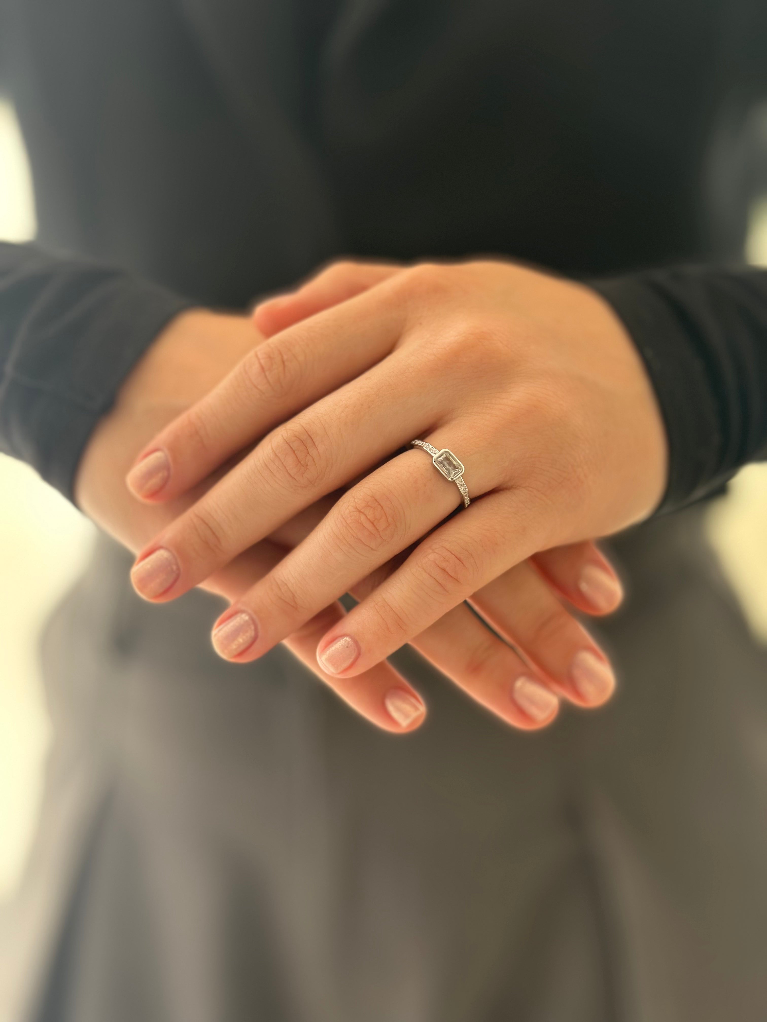 Anillo Plateado Zircones