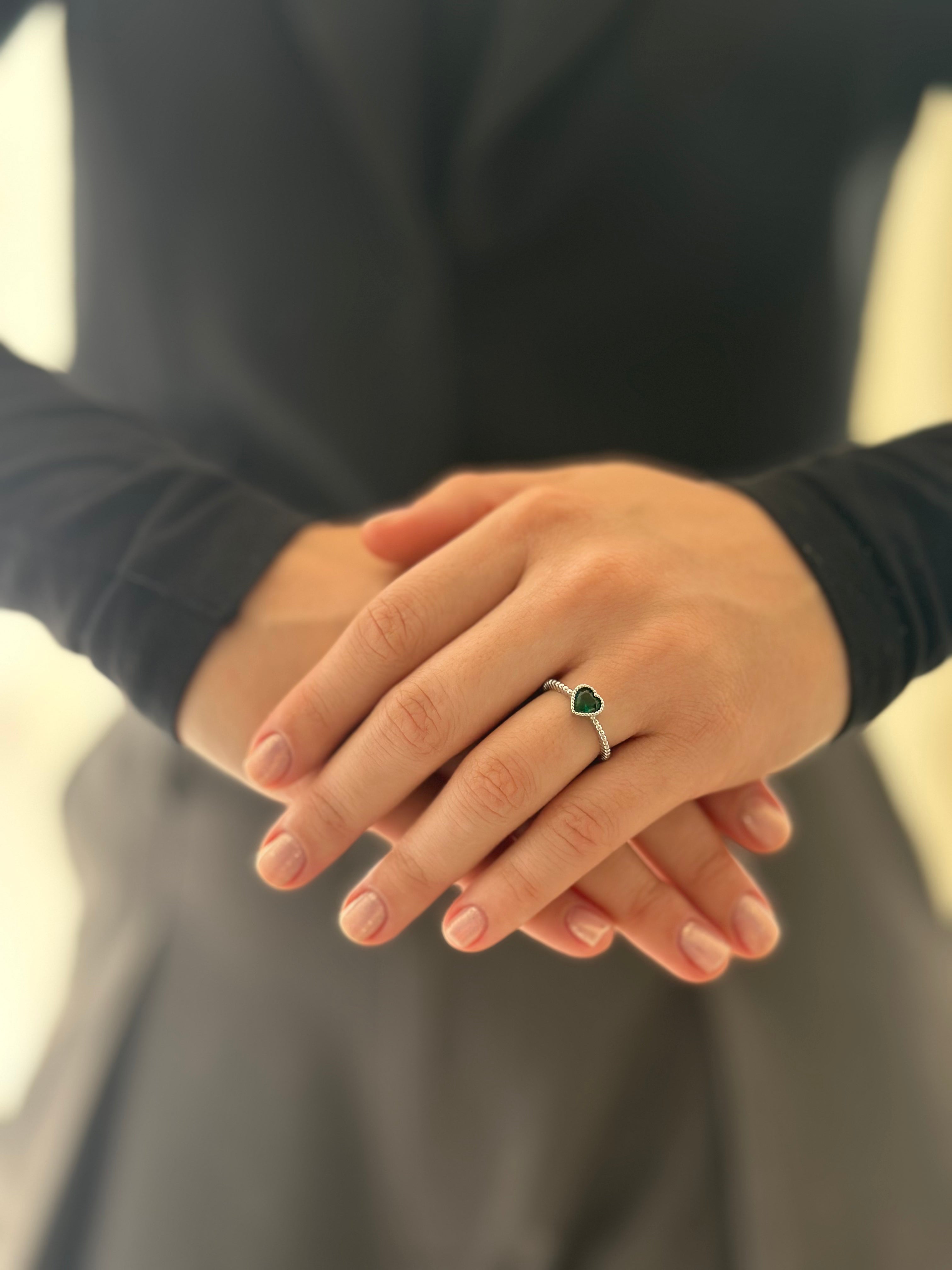 Anillo Corazon Delgado Plateado Esmeralda