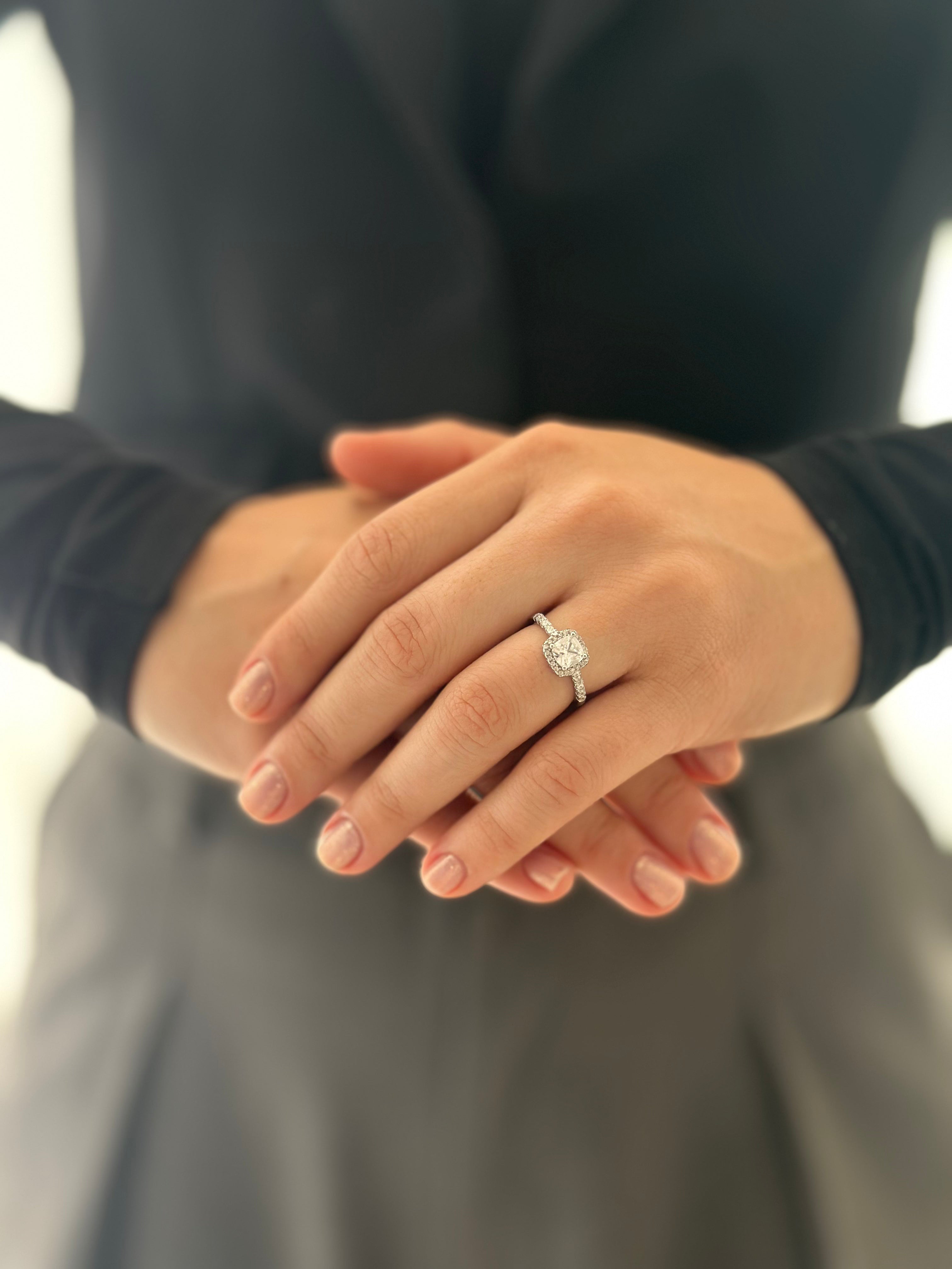 Anillo Plateado Tipo Compromiso Zircones