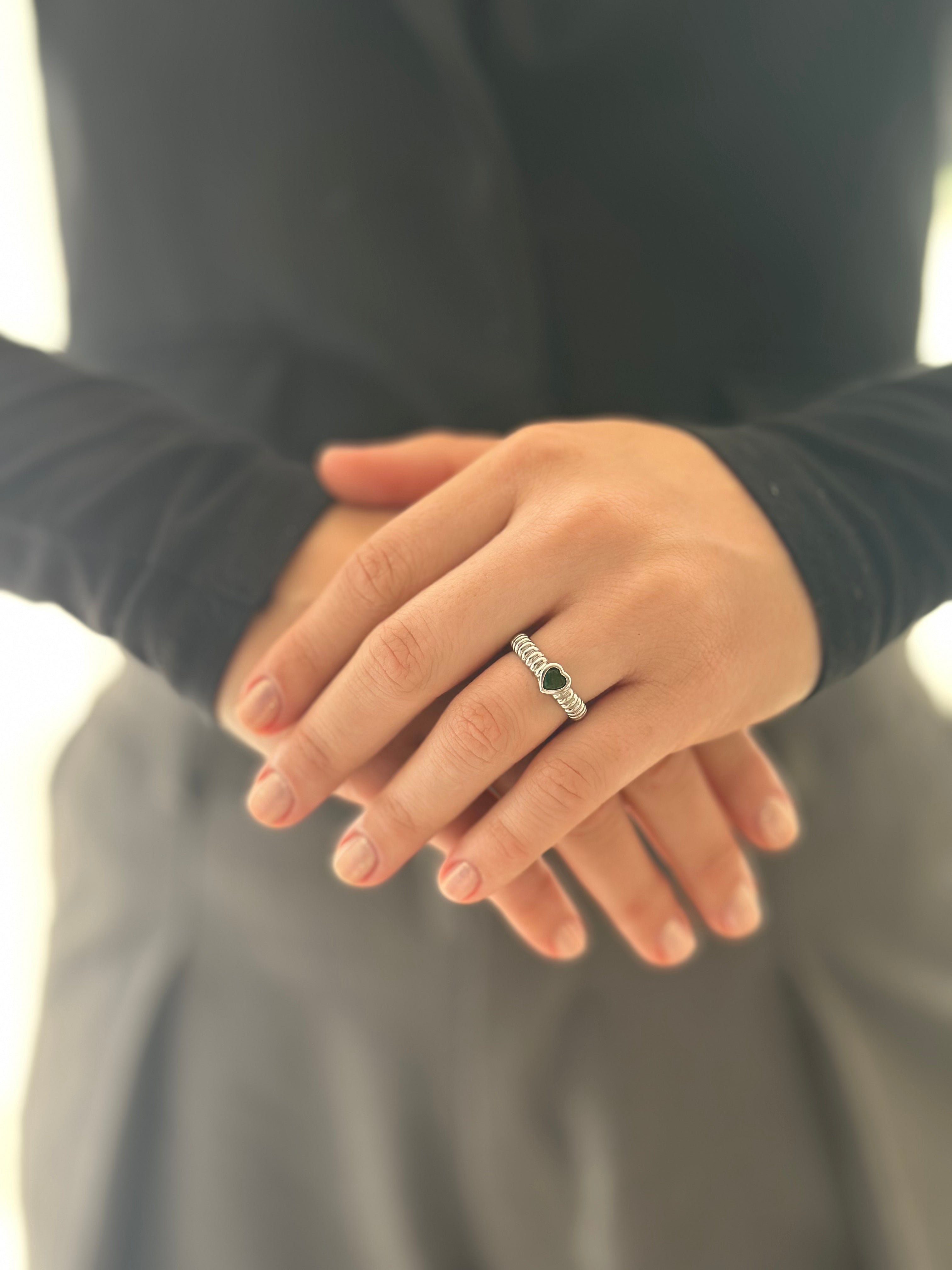 Anillo Corazon Grueso Plateado Esmeralda