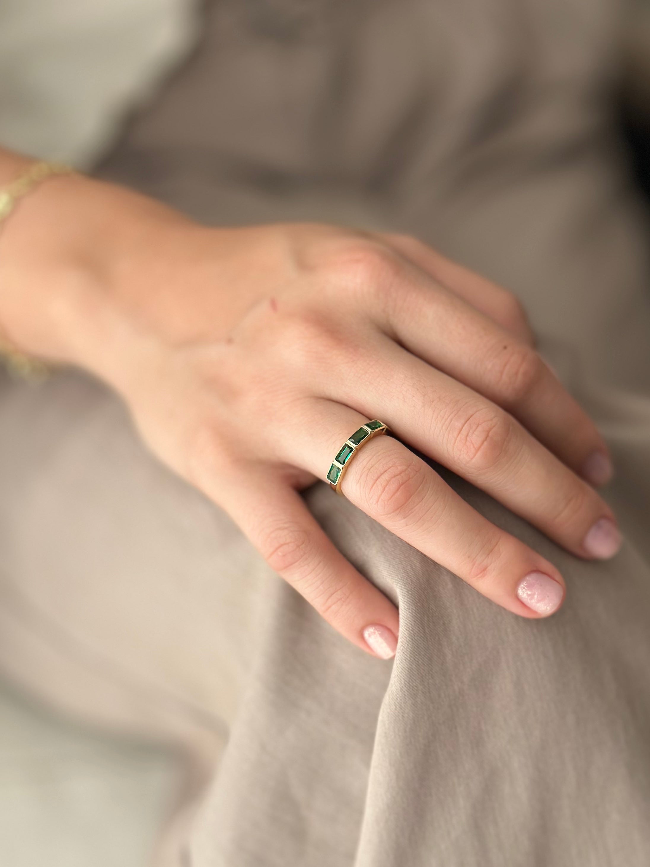 Anillo Zircones Esmeralda