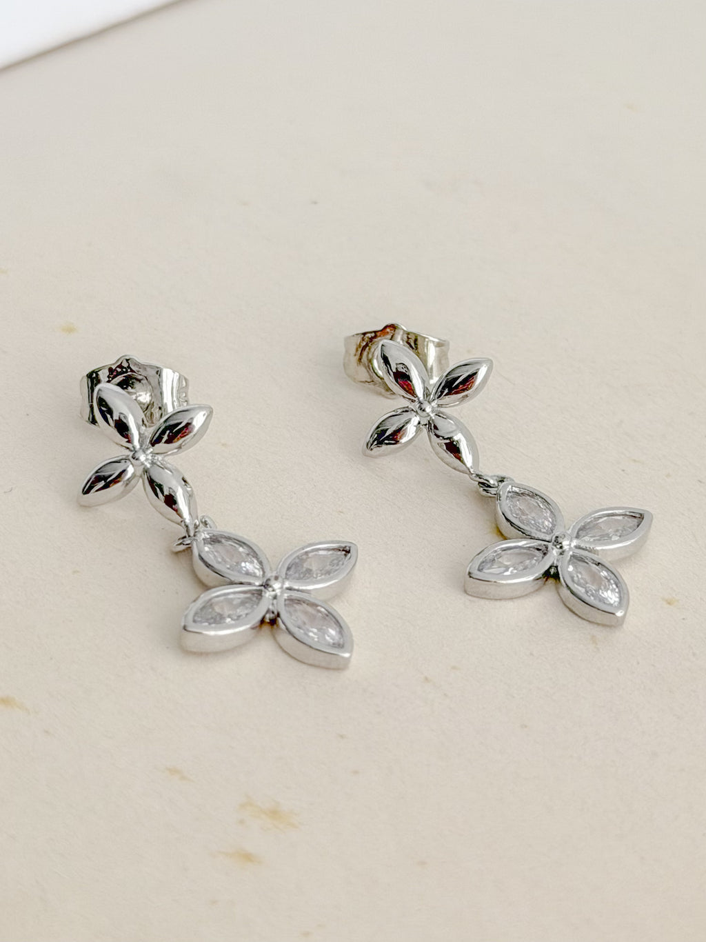 Arete Trebol Zircones Plateado