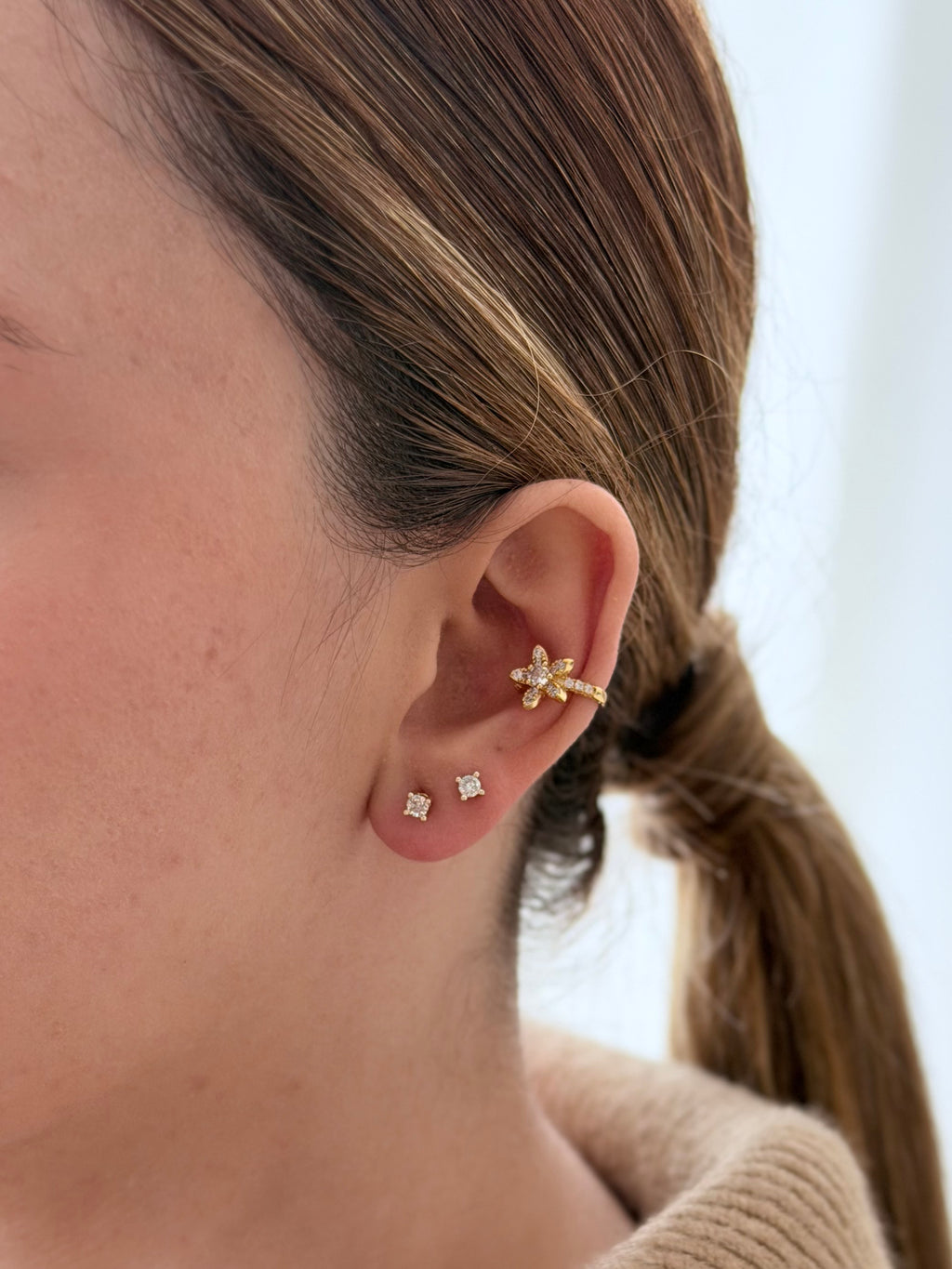 Earcuff Flor Microzircones Rodio