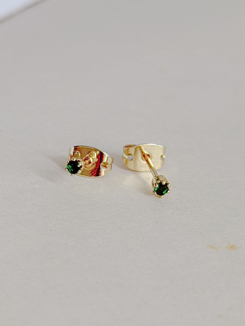 Topo Rodio 2Mm Zircon Esmeralda Dorado